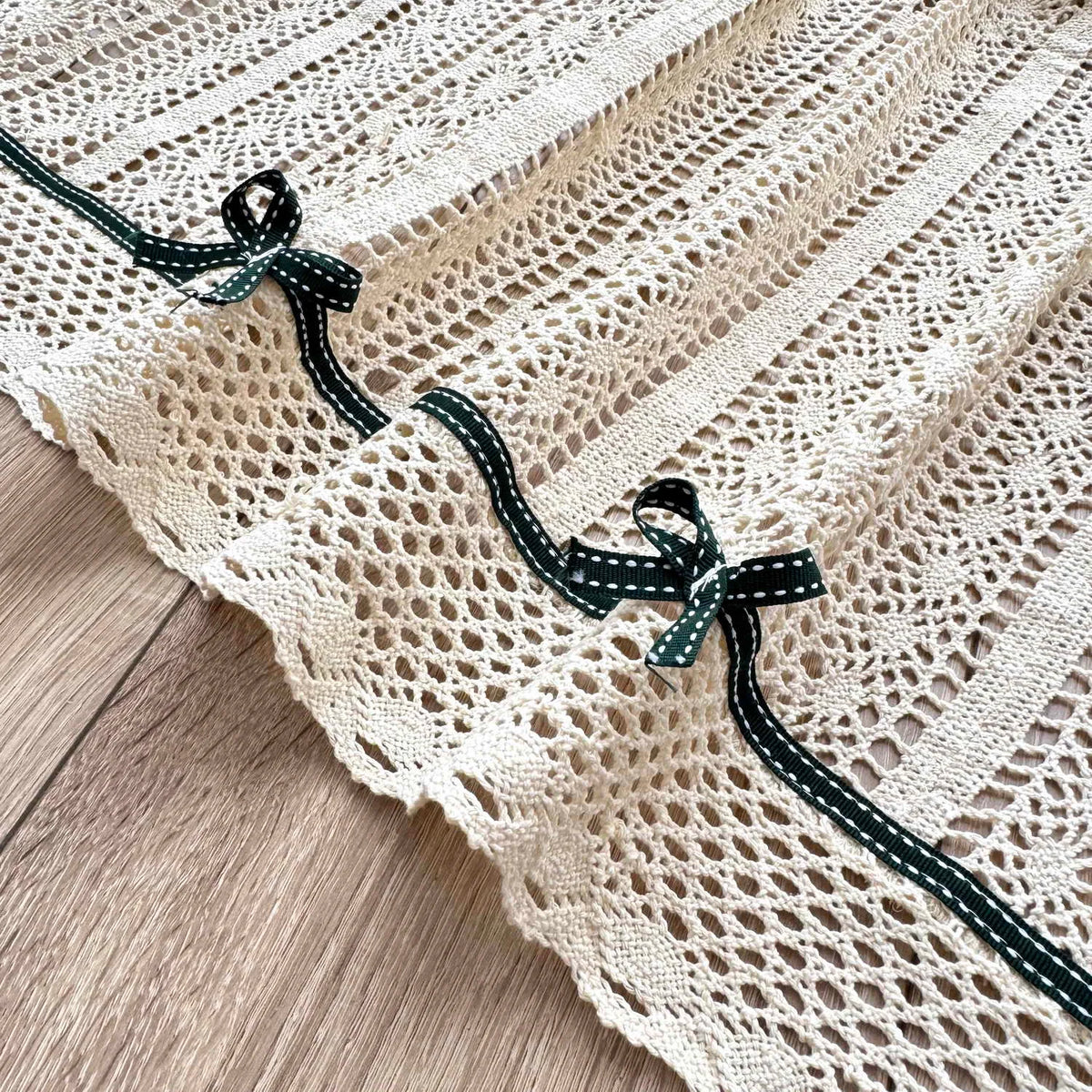 rideau vintage dentelle polyester opaque beige clair rubans noirs nœuds blancs cuisine salon petite
