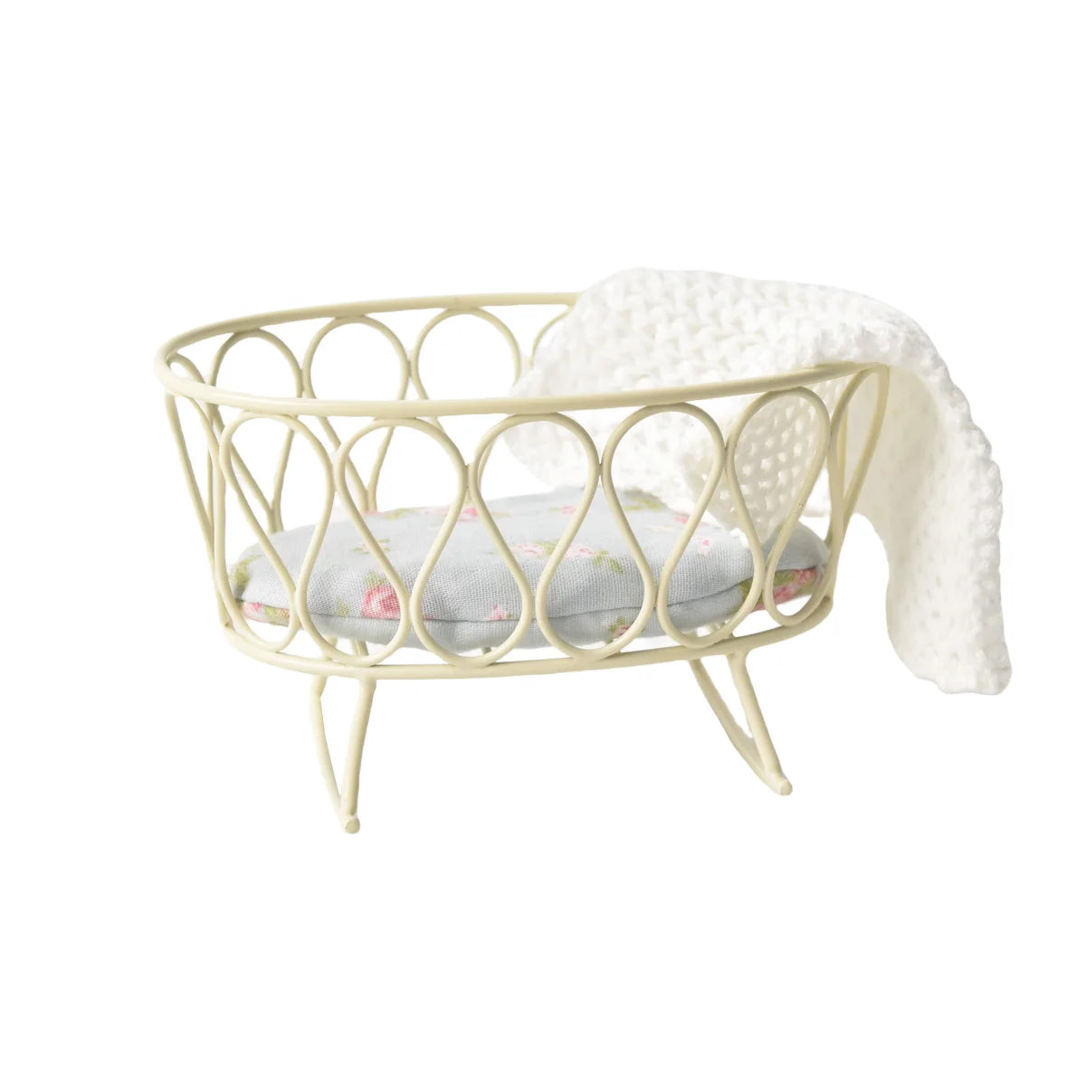 berceau miniature vintage couverture tricotée fleurs roses tapis blanc meuble décoration chambre poupée enfant
