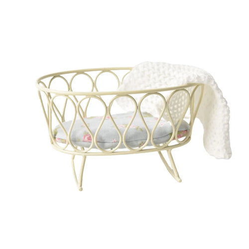 berceau miniature vintage couverture tricotée fleurs roses tapis blanc meuble décoration chambre poupée enfant