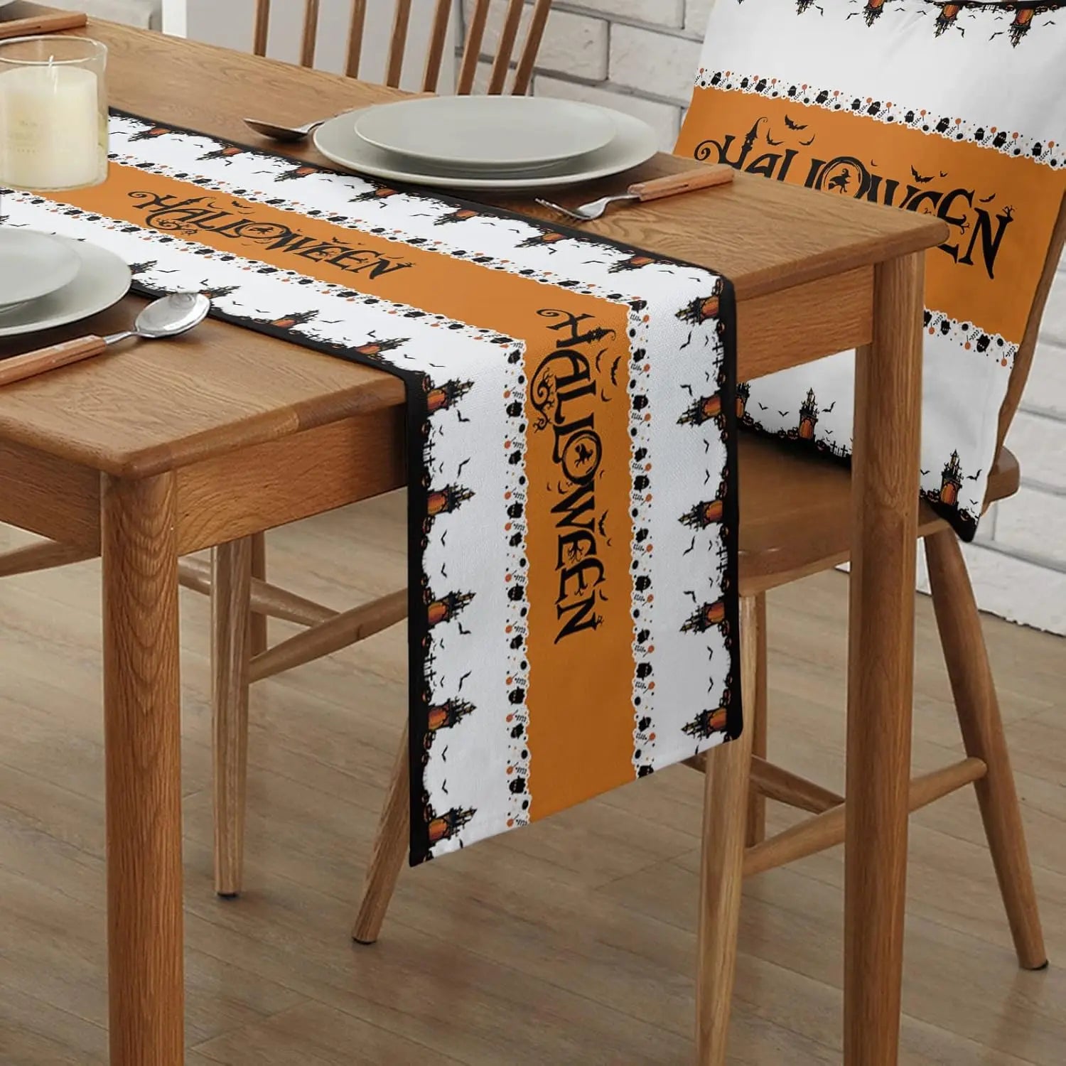 Un chemin de table avec un motif d'halloween décoré de chauves-souris et de texte dans une atmosphère festive.