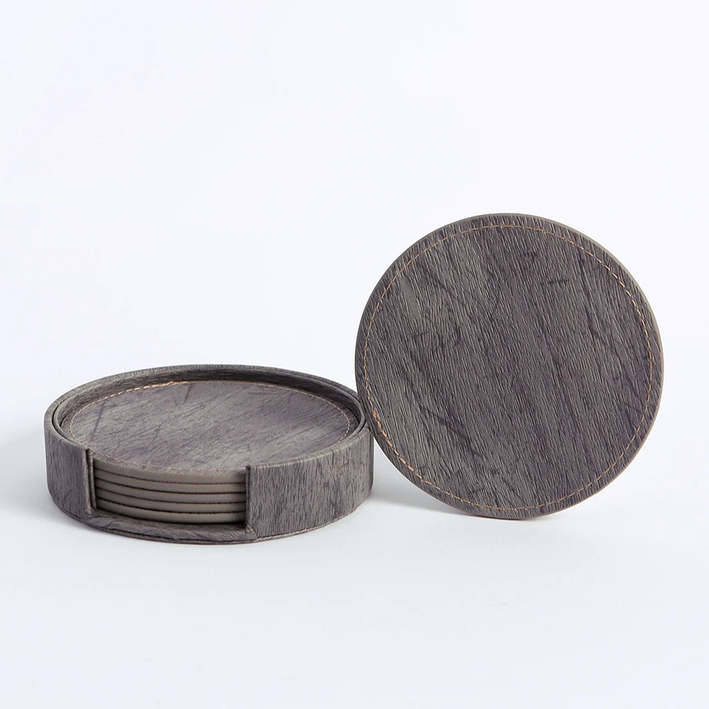 Des sous-verres en bois foncé avec un motif de grain unique.