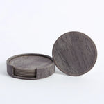 Des sous-verres en bois foncé avec un motif de grain unique.
