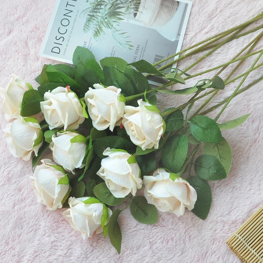 décoration intérieure bouquet roses artificielles modernes variées couleurs violette blanche verte noire
