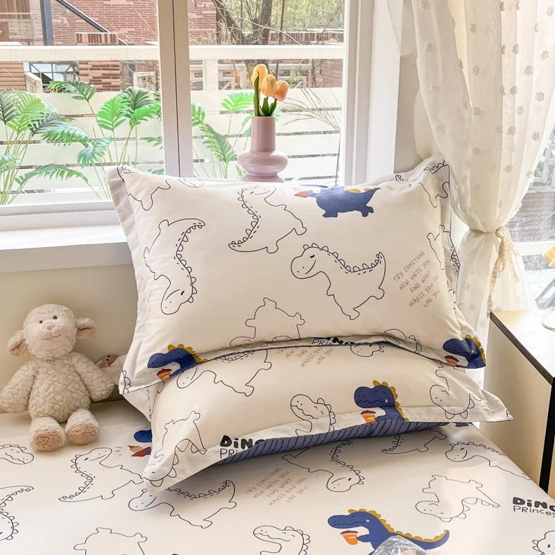 Un coussin décoratif avec un motif imprimé de dinosaures mignons sur un fond crème, créant une ambiance adorable et ludique dans une chambre d'enfant.