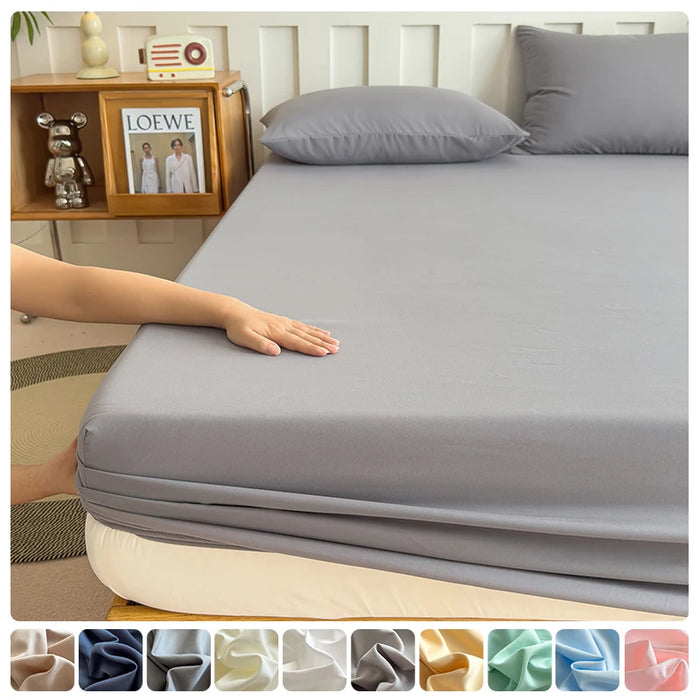 Drap de lit ajusté 180x200 cm en coton uni couleur bleu sur un lit