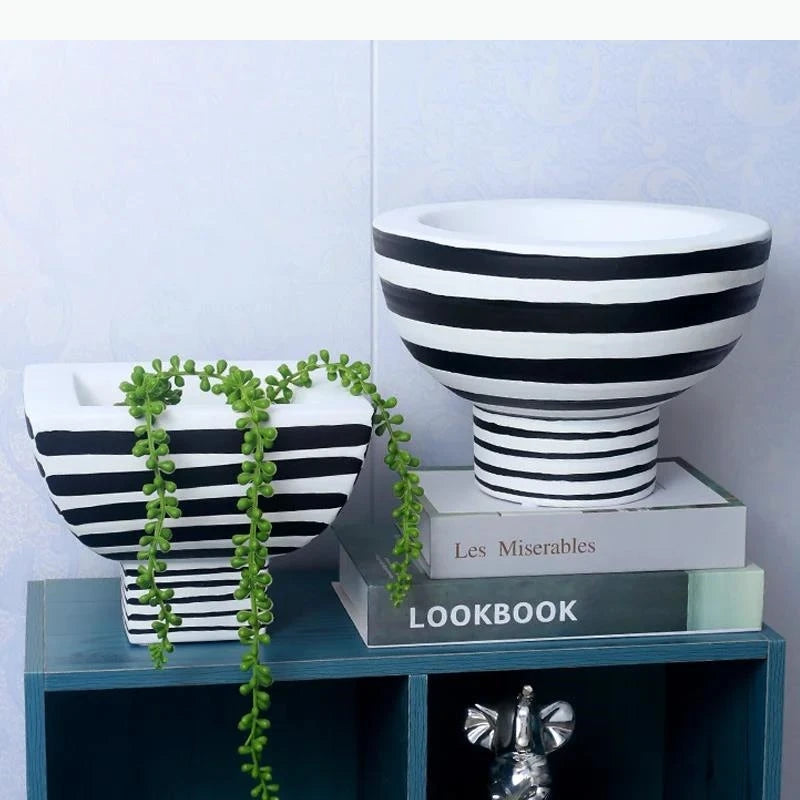 bol moderne noir blanc rayures horizontales plante grasse livre bijoux intérieur élégant decoration