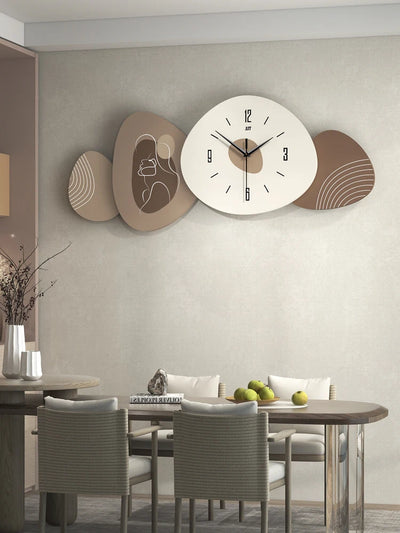Horloge murale moderne 80 cm minimaliste blanche suspendue dans un salon