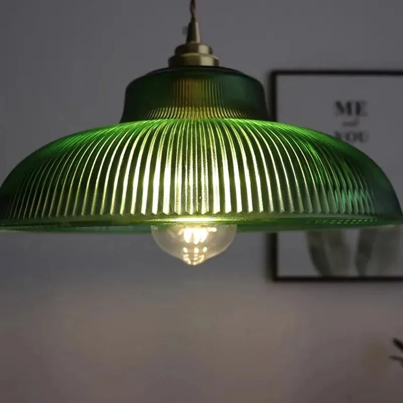 Lampe suspendue vintage vert transparent rayures cordon salon chambre dorée ledambiante
