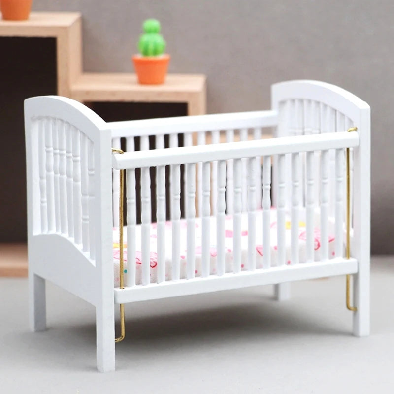 lit bébé miniature barreaux blanc doré couverture floral pastel jouet maison poupée classique éléments