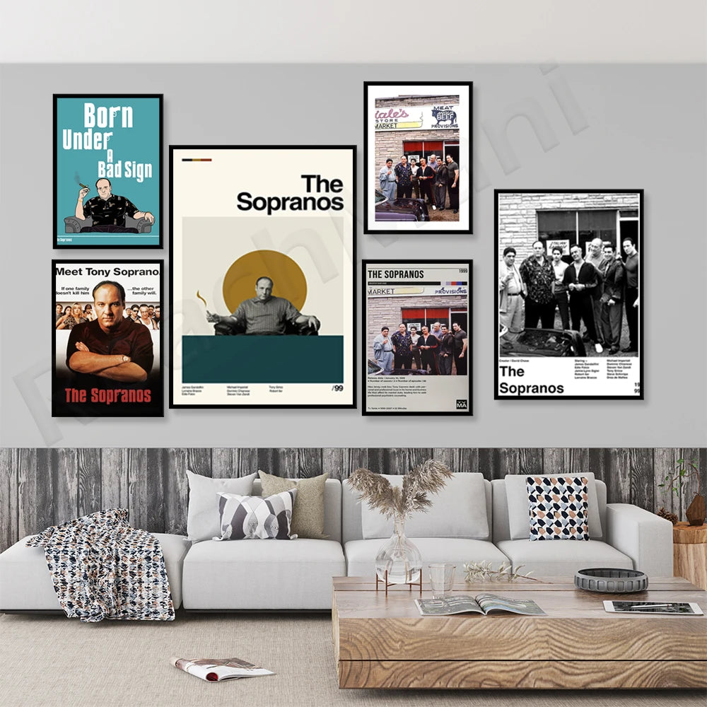 Une collection de posters et d'images liés à la célèbre série télévisée "The Sopranos", créant une ambiance de fan de cette émission culte dans un salon élégant.