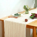 chemin table vert olive rayures horizontales classique assiettes blanches fourchettes dorées gobelets décoratifs bougies