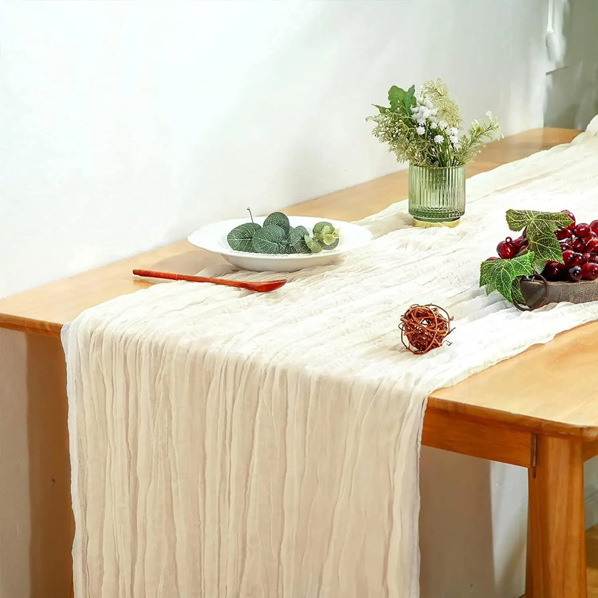 chemin table vert olive rayures horizontales classique assiettes blanches fourchettes dorées gobelets décoratifs bougies