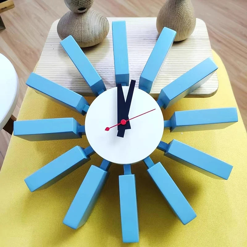 Horloge murale mid century bleu orange noir aiguilles rouge cadran blanc atomique époque