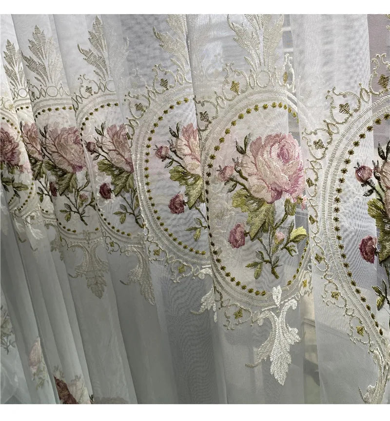 rideau blanc fleurs rose vert broderie dorée transparent classique romantique fenêtre française
