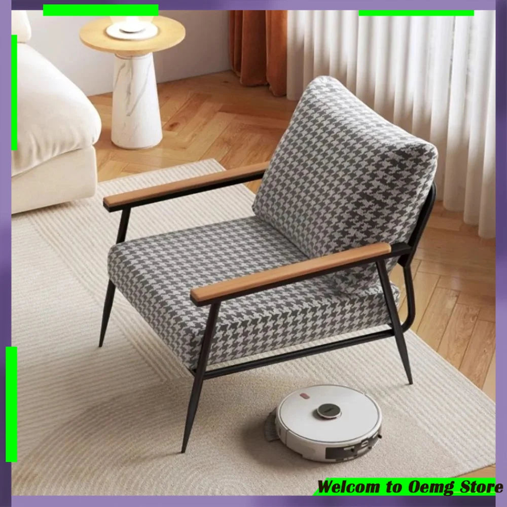 fauteuil moderne minimaliste vert noir bois clair coussin motif géométrique salon chambre decoration meubles