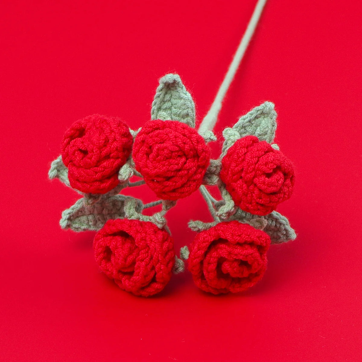 bouquets roses rouges jaunes bleues vertes artisanales crochetées intérieur decoration mariage