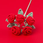 bouquets roses rouges jaunes bleues vertes artisanales crochetées intérieur decoration mariage