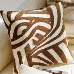 taies d'oreiller patchwork moderne motifs brodés couleurs variées géométriques fleurs beige marron noir blanc