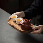 assiettes bois marron clair feuilles modernes métalliques thé tasses théière fruits noix