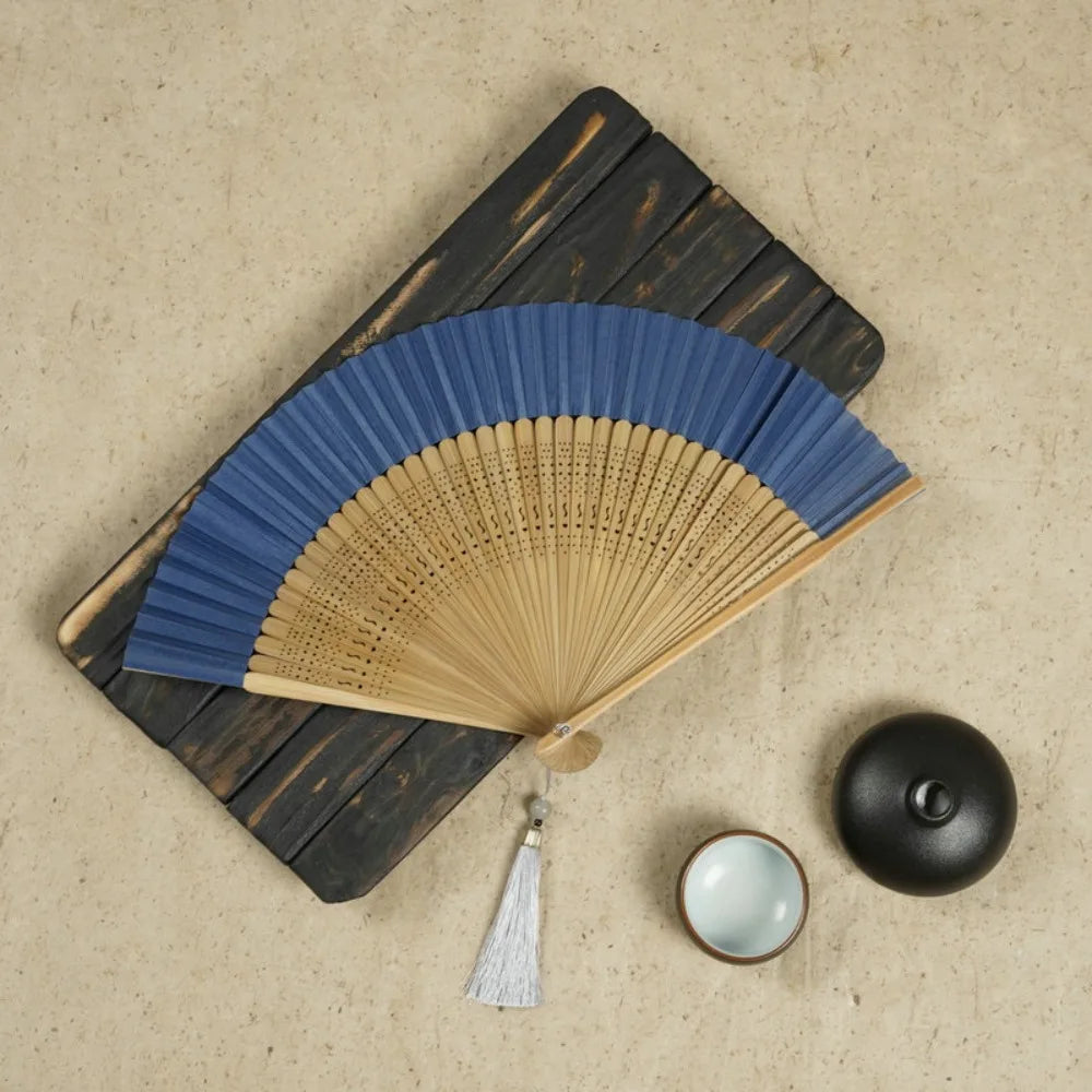 éventail traditionnel bleu noir beige rayures horizontales perforations classique artisanal cordelette pompon