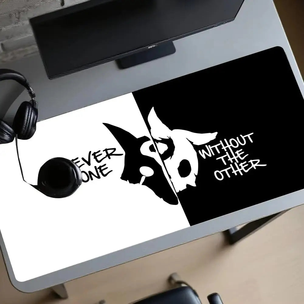 tapis souris gaming graphique moderne masque visage NEVER ONE WITHOUT THE OTHER blanc noir