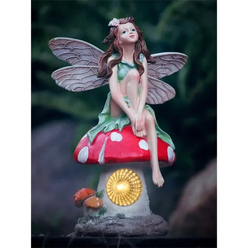 statuette féerique verte rouge blanc papillon champignon roche solaire nuit extérieur decoration cour