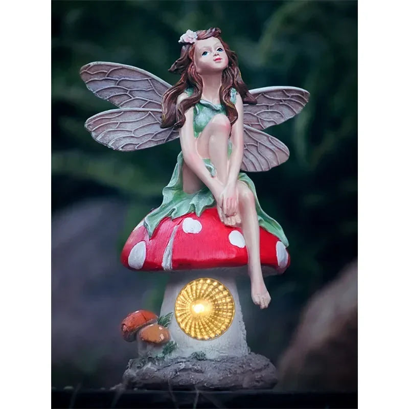 statuette féerique verte rouge blanc papillon champignon roche solaire nuit extérieur decoration cour
