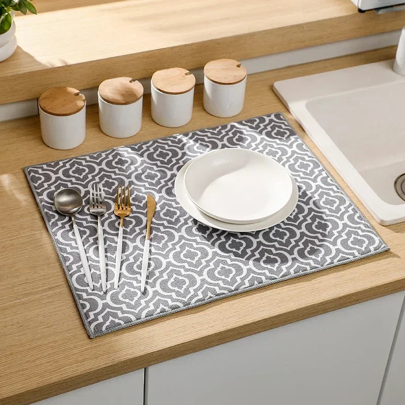 tapis cuisine gris blanc motif géométrique moderne assiettes verres couverts bol cuillère assaisonnement 50cm