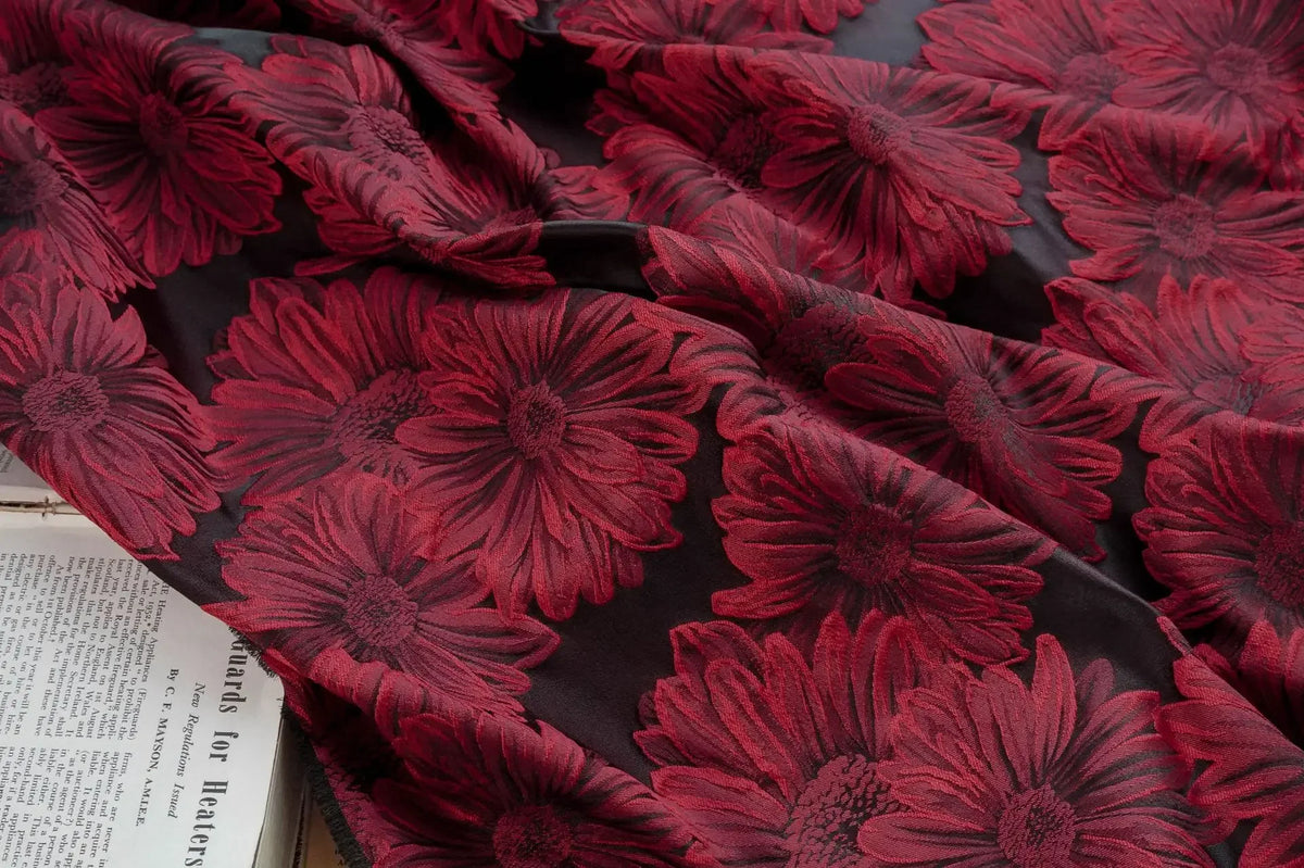 tissu brocart fleurs relief rouge foncé polyester texturé élégant largeur 160cm respectueux environnement