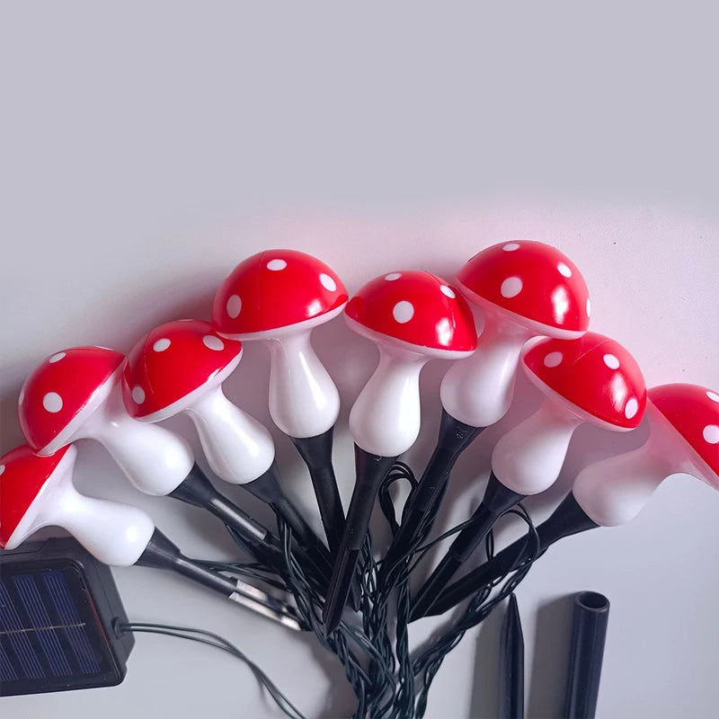 lampe solaire champignon rouge blanche lumineuse moderne extérieure jardin décoration points blancs chapeau