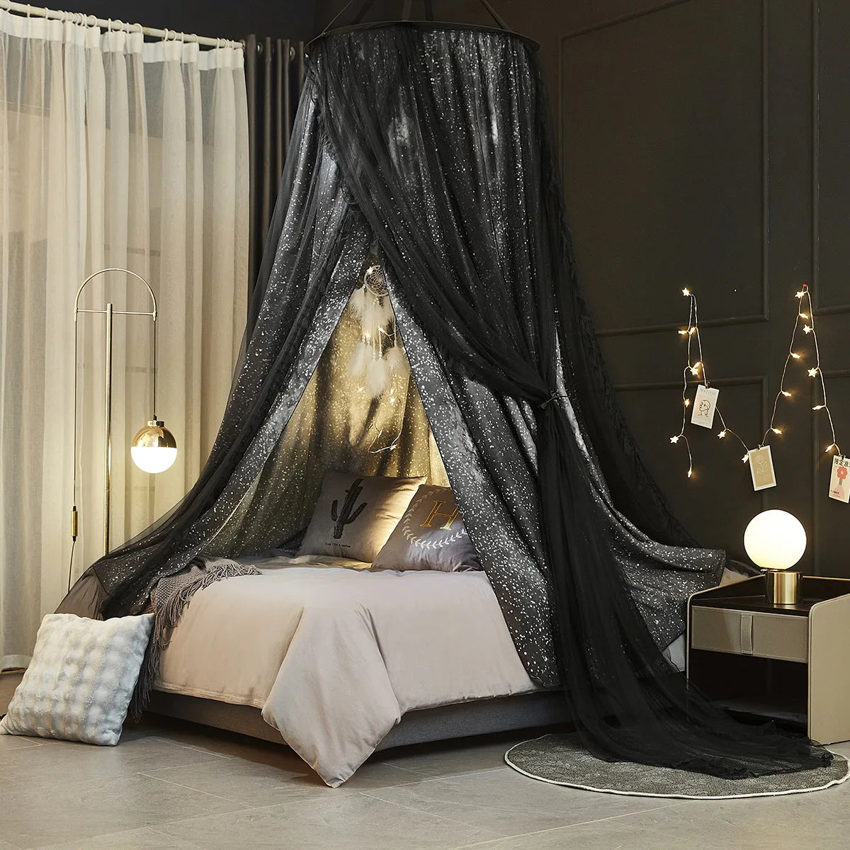 Une chambre à coucher mystérieuse et fantastique, avec un lit à baldaquin noir scintillant et des accessoires décoratifs donnant une ambiance chaleureuse et accueillante.