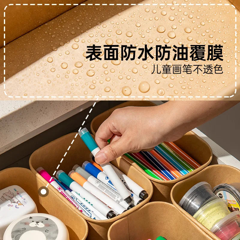 Boîtes de rangement empilées en papier kraft dans un intérieur moderne