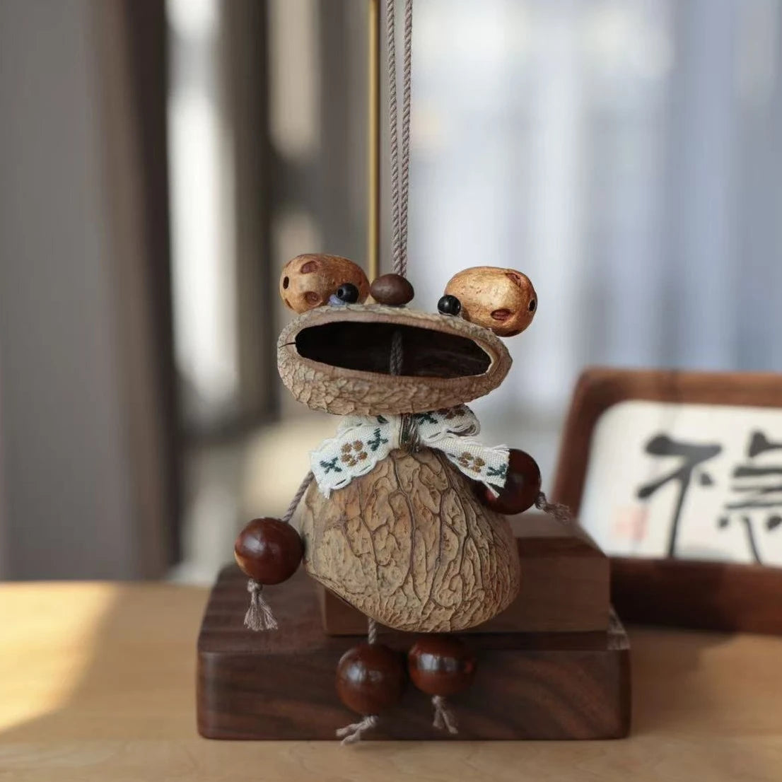 figurine animale suspendue ours koala marron beige bois tissu floral artisanal rustique