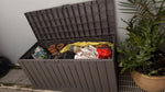 coffre rangement extérieur étanche gris panneaux horizontaux moderne charnières serrure résistant intempéries patio jardin