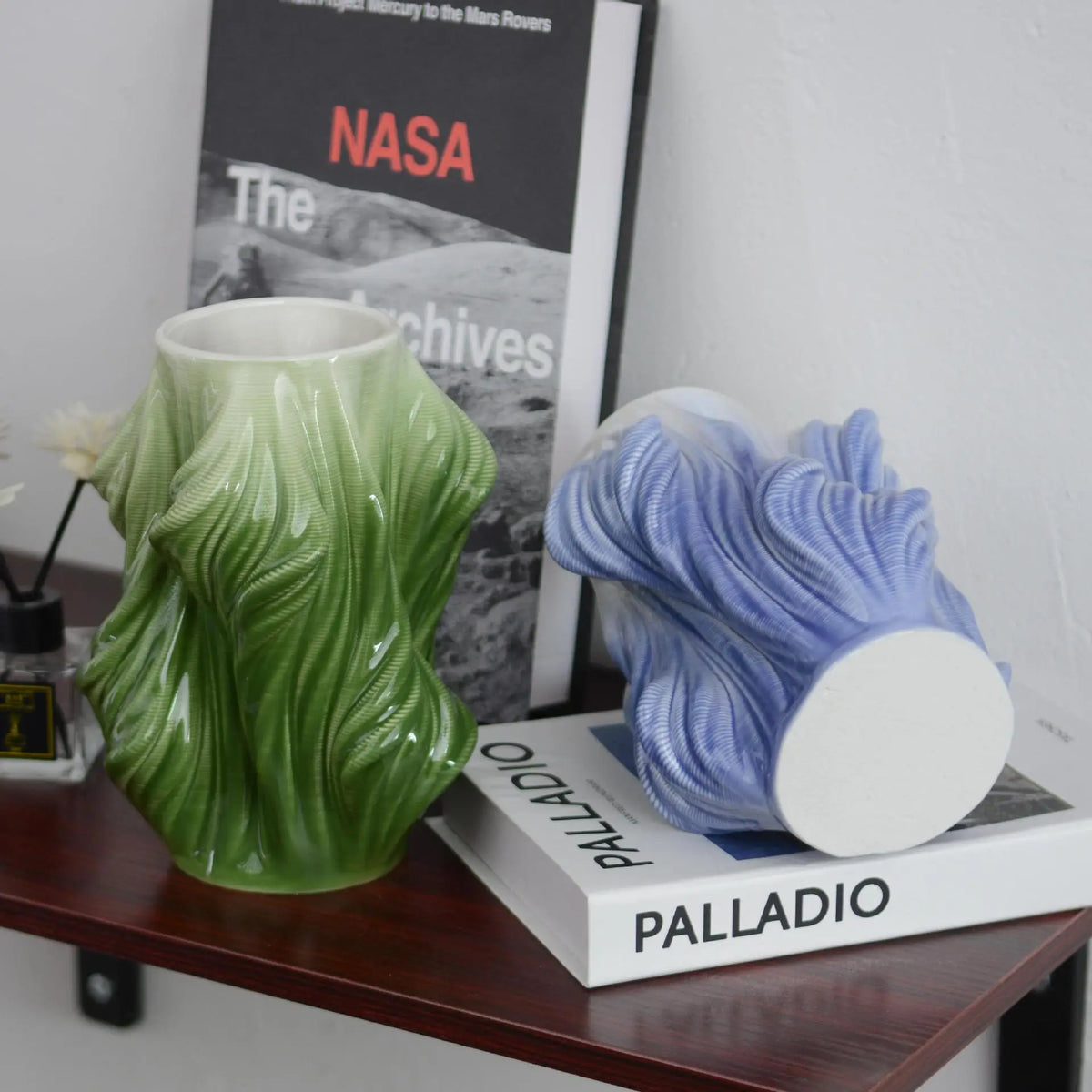 vase céramique texturé vert bleu blanc moderne rayures ondulées decoration interieur fleurs accessoires