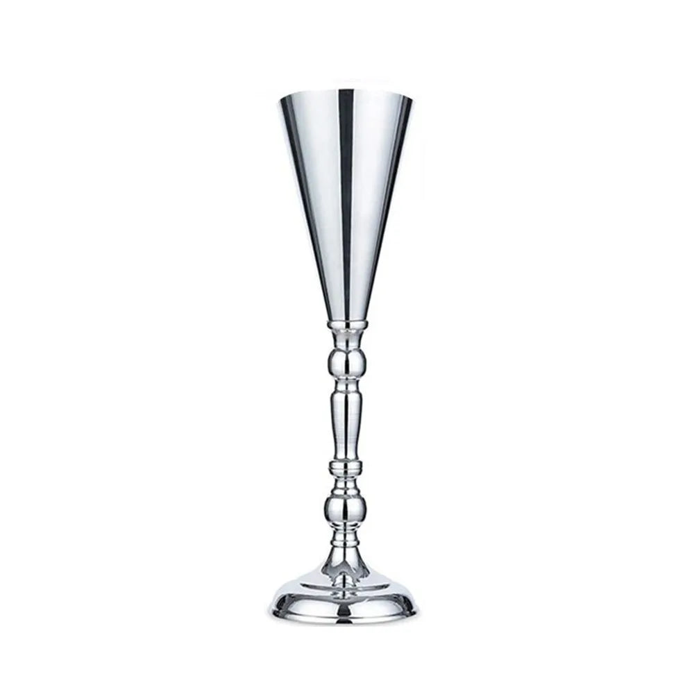 vases dorés classiques ornements floraux fleurs artificielles table mariage romantique