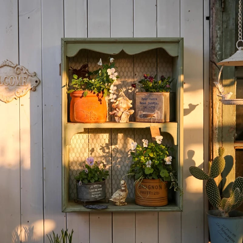 étagère murale vintage rustique panneau métal grillagé vert clair plante pot statue decorative bienvenue