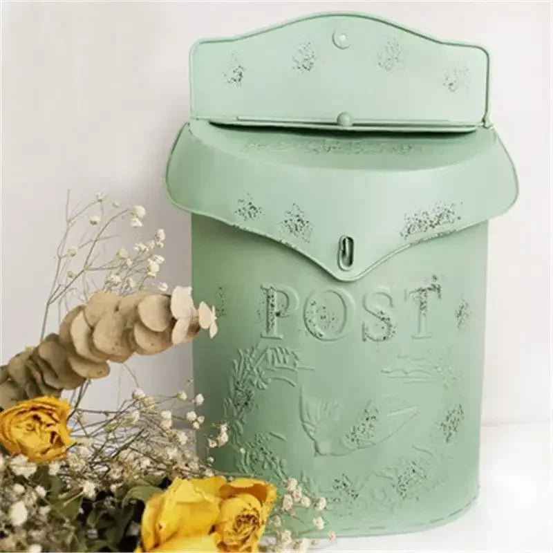 boîte lettres murale métal rose clair fleurs oiseaux vintage romantique motifs floraux doré postextérieur