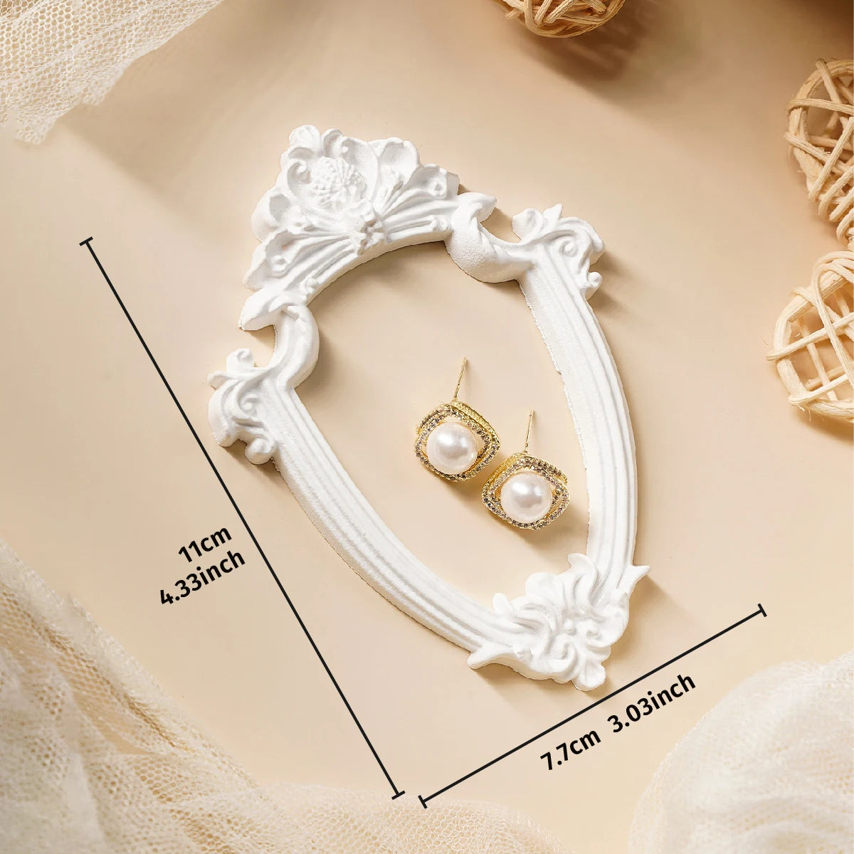 cadre decoratif resine blanc ornements baroques classique mural decoration photo