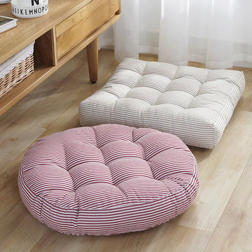 Coussin de jardin rond à rayures jaune sur une chaise en bois