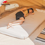 Couvre-lit en coton sur matelas d'air en situation d'intérieur
