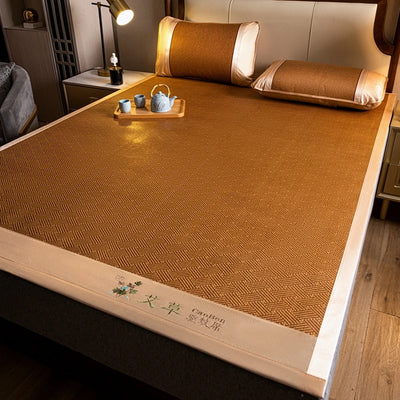 Tapis rafraîchissant en rotin naturel sur un lit blanc