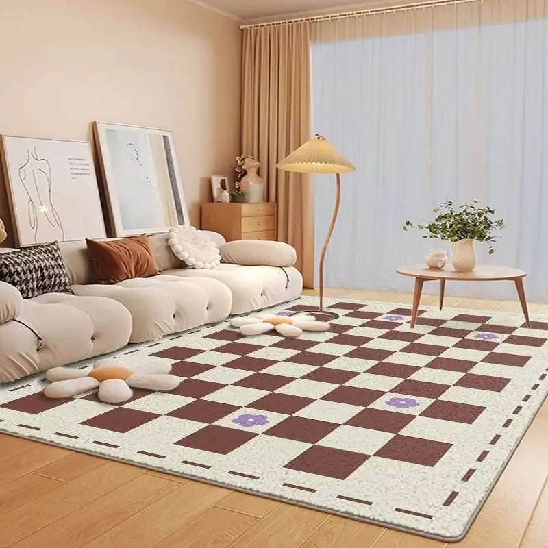 Un salon chaleureux et cosy avec un canapé confortable, des coussins accueillants, une table basse en bois et un tapis à damier qui apportent une touche de décoration élégante.