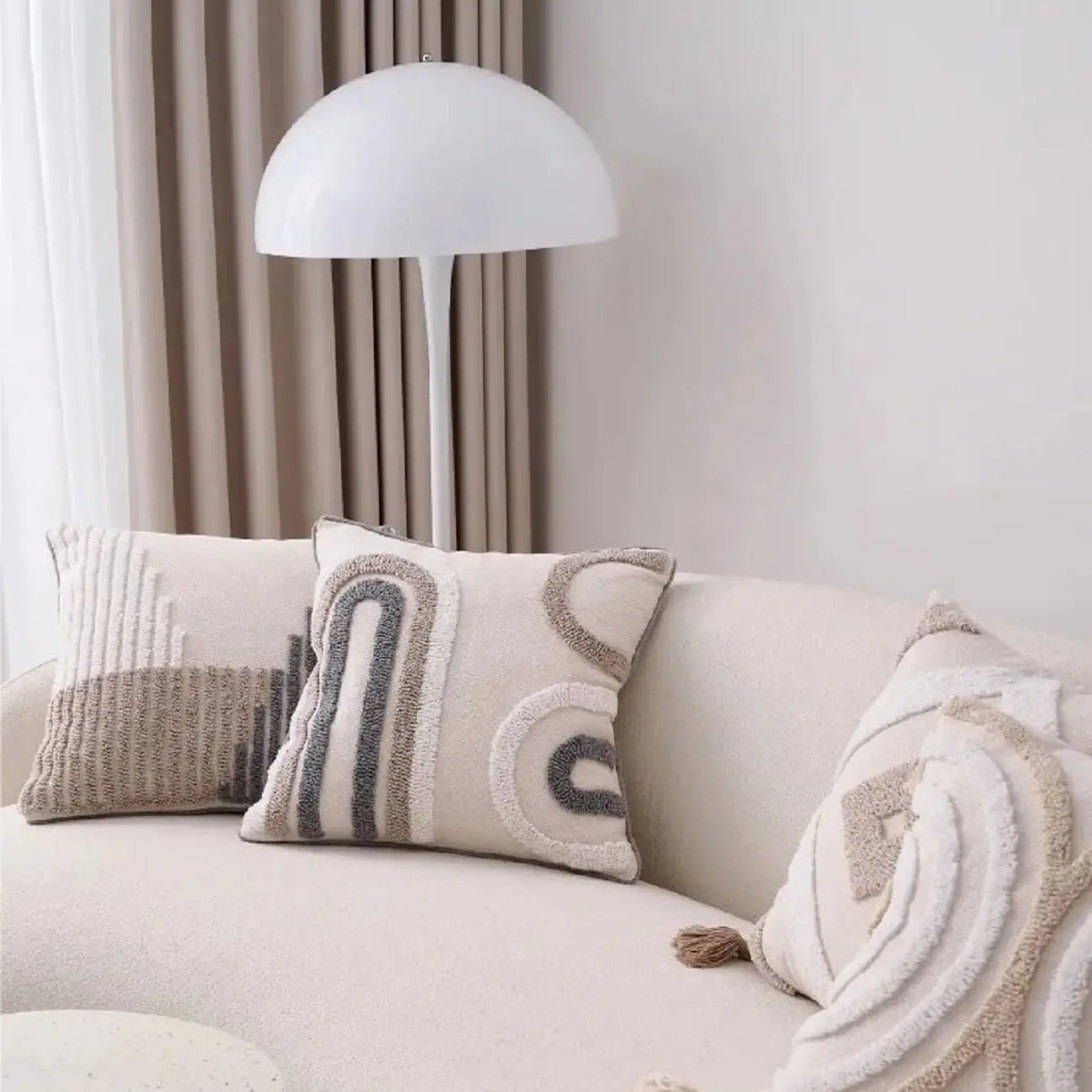 taies d'oreiller géométriques brodées contemporaines beige gris blanc pompons respectueux environnement