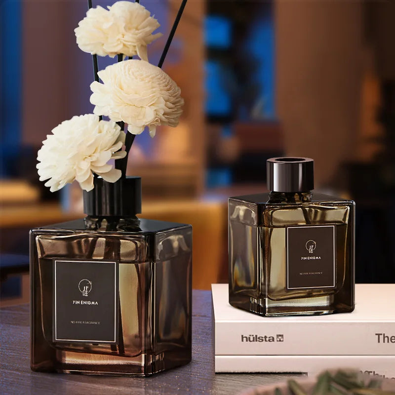diffuseur d'odeur moderne flacon noir parfum floral bâtonnets essences aromatiques intérieur frais fleurs artificielles