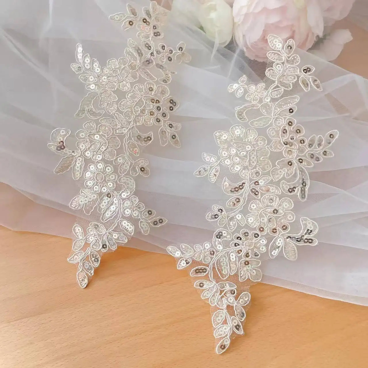 appliques decoratives brodees sequins floral violet blanc or rose bleu vert rouge noir
