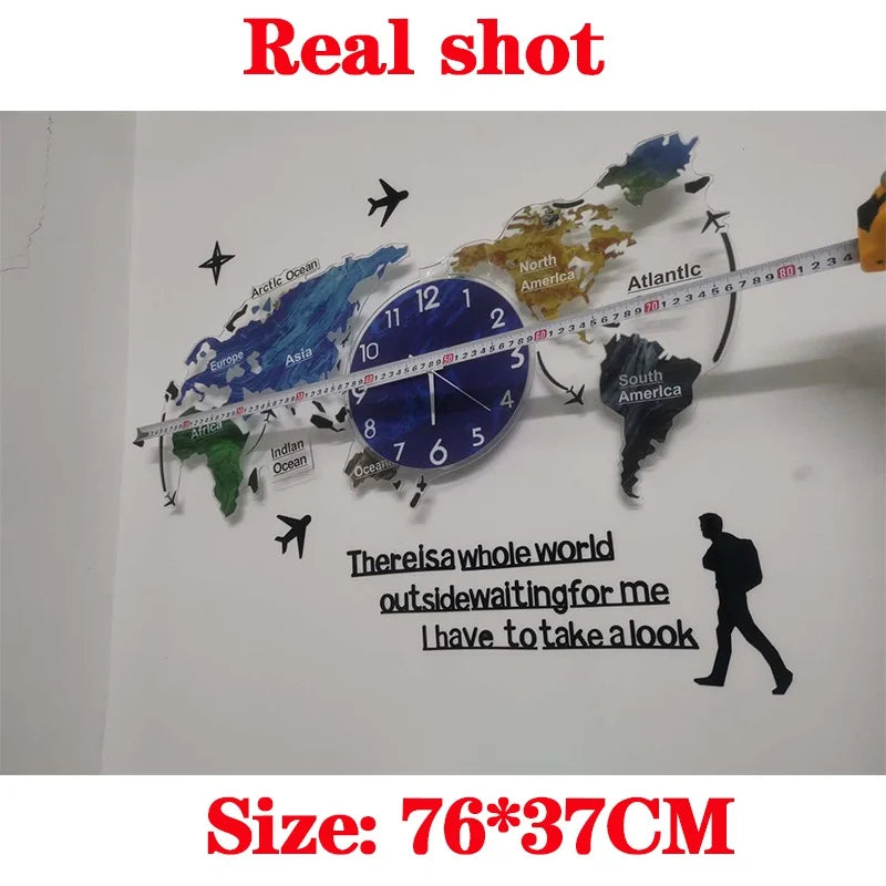 horloge murale moderne carte monde colorée aiguilles blanches textes noirs bleu noir transparent