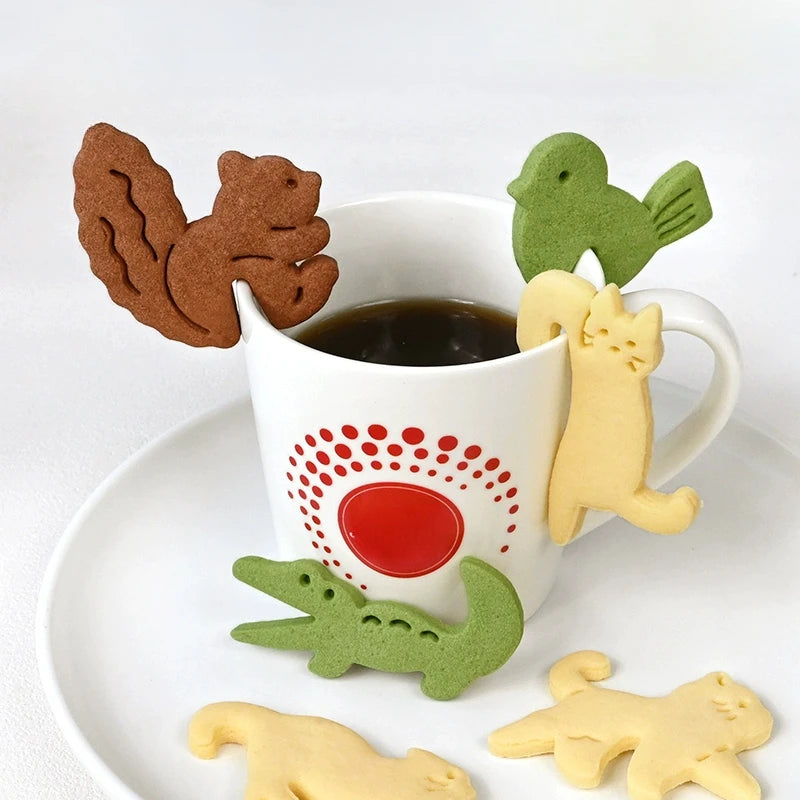 biscuits animaux dessin animé emporte pièces créatifs chats cerfs écureuils marron vert jaune