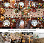 Cette table richement décorée avec de la vaisselle fine, des plats traditionnels et des fleurs saisonnières, est propice à une ambiance festive et conviviale pour les repas de groupe.