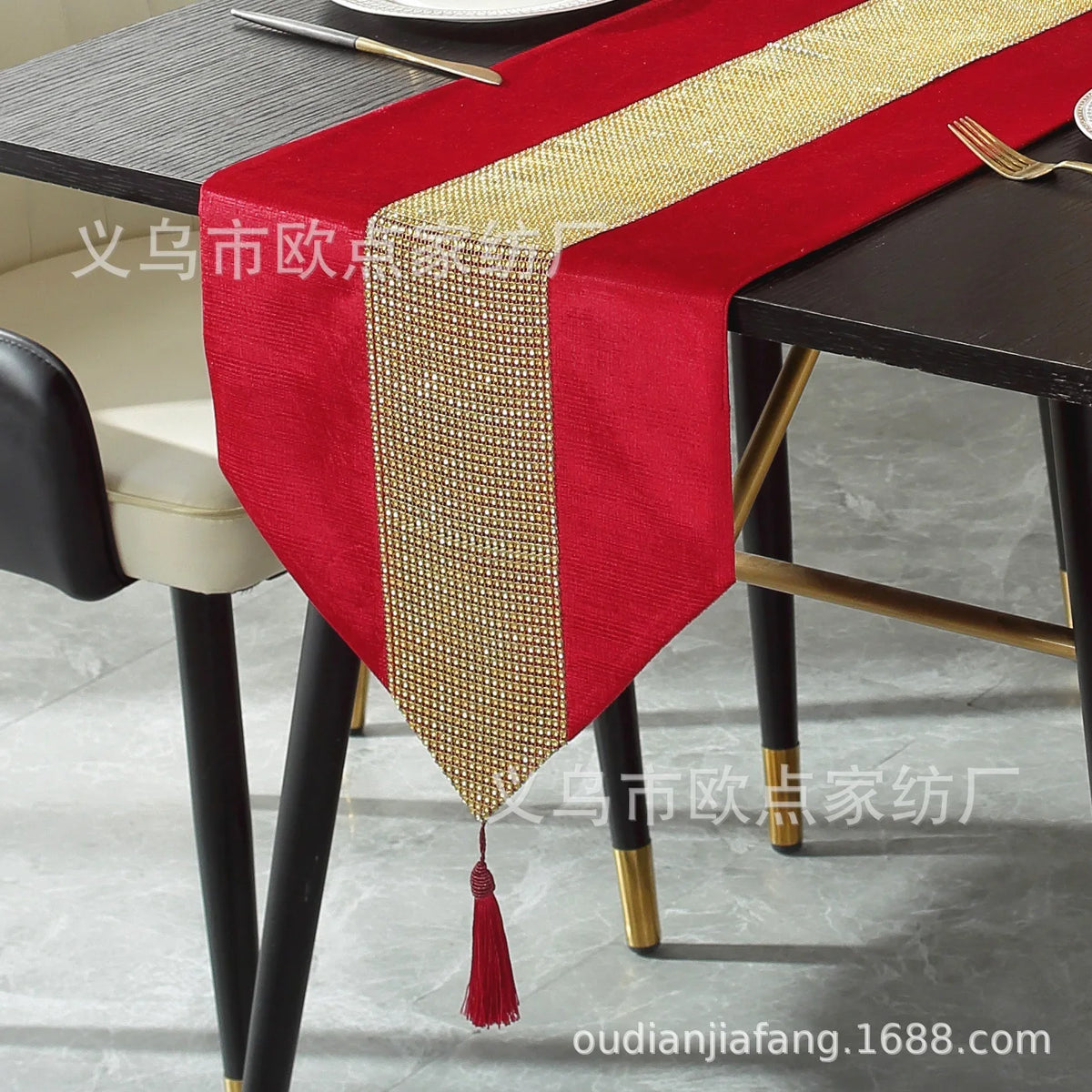 nappe décorative moderne tissu uni strass central franges couleur noir rouge or élégante table